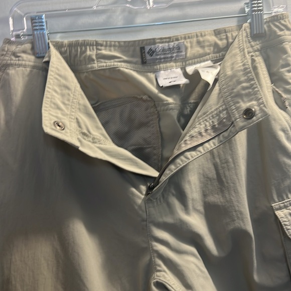Women’s M Columbia GRT cargo khakis, sporty, zippers, shorts and pants - Picture 12 of 12